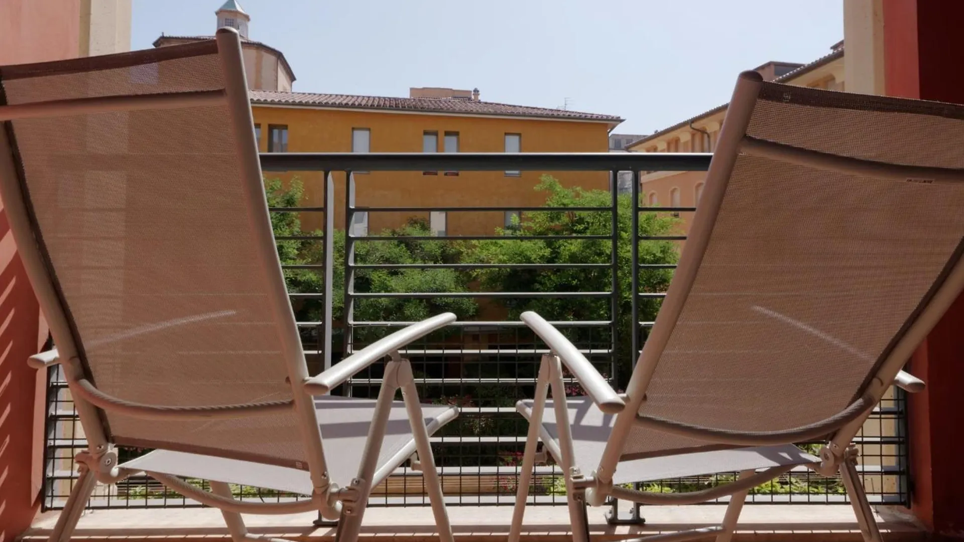 Mirabeau Furnished Flat Apartment Aix-en-Provence