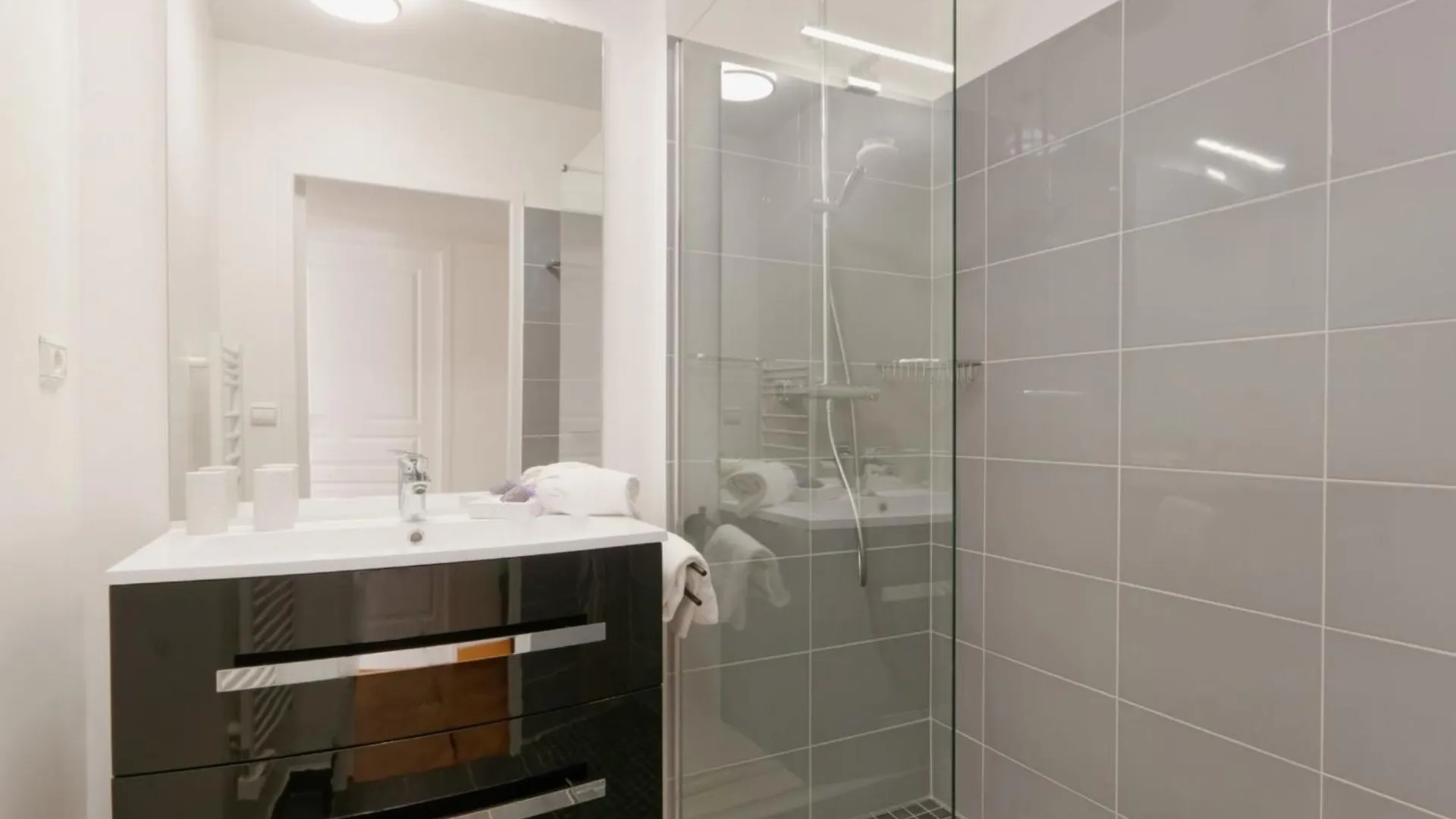 Mirabeau Furnished Flat Apartment Aix-en-Provence