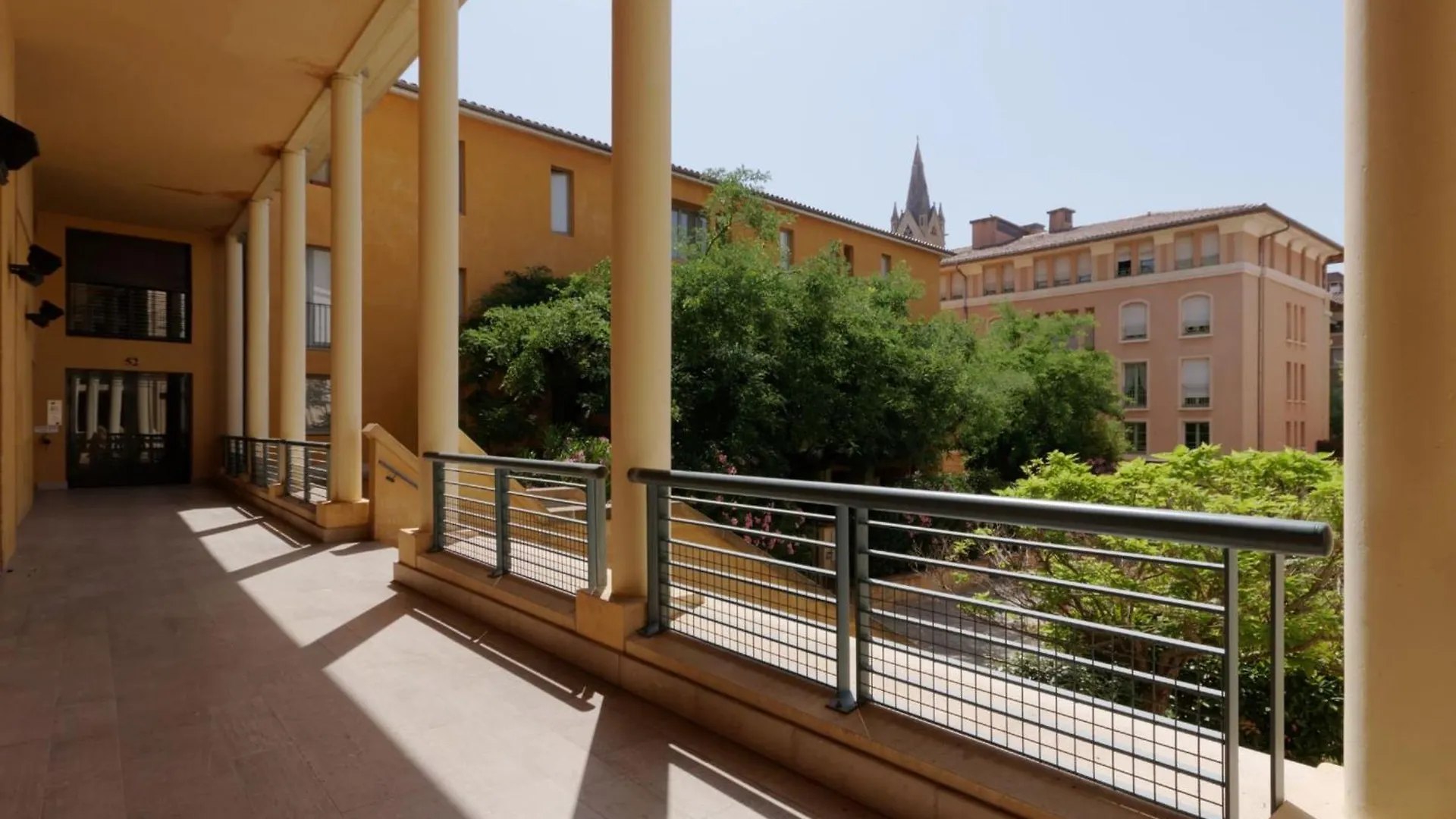 Mirabeau Furnished Flat Apartment Aix-en-Provence